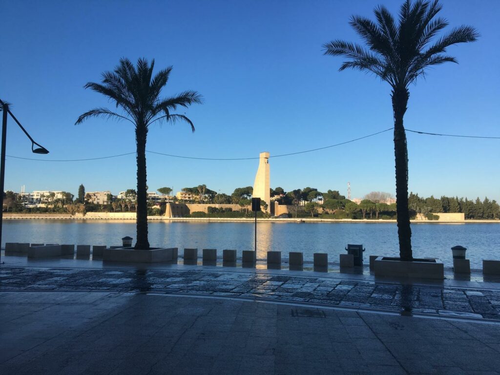 LUNGOMARE REGINA MARGHERITA BRINDISI FRONTE MONUMENTO